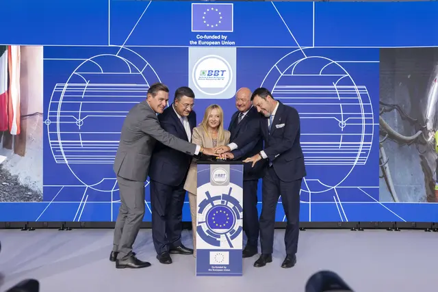 Startsignal für den Durchschlag des Erkundungsstollens unter dem Brennerpass: Verkehrsminister Peter Hanke, EU-Verkehrskommissar Apostolos Tzitzikostas, Ministerpräsidentin Giorgia Meloni, Bundeskanzler Christian Stocker, stv. Ministerpräsident und Verkehrsminister Italien, Matteo Salvini (v.l.) | Foto: BBT SE/Bianchi