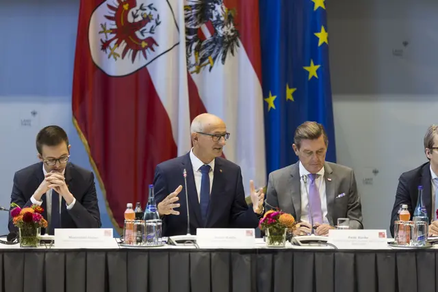 Landeshauptmann Anton Mattle und Bundesminister Peter Hanke (rechts) bei der Sitzung im Innsbrucker Landhaus. | Foto: Land Tirol/Sedlak