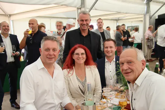 Die FPÖ-Landtagsabgeordneten Alexander Petschnig, Norbert Hofer, Michelle Whitfield und Thomas Grandits mit ihrem ehemaligen SPÖ-Kollegen Wolfgang Sodl (von links). | Foto: Martin Wurglits