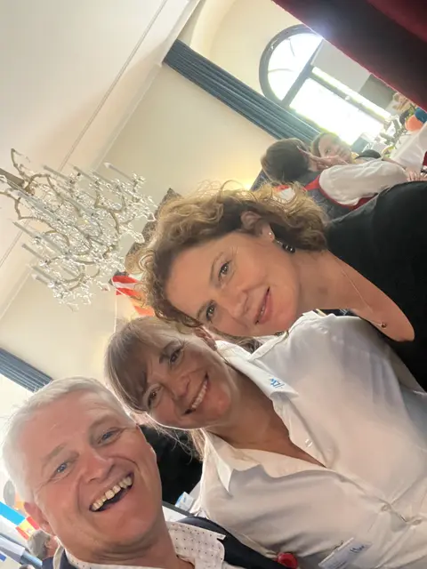 Amtsbesuch von der Bildungsdirektion
Abteilungsleiterin Elke Millonig (Bildungsregion Kärnten West - rechts im Bild) macht sich ein Stimmungsbild der ausstellenden Schulen. 

"Schnappschuss HLW Stand" | Foto: (c) hlwspittal 2025, mediateam