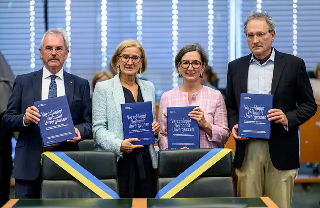 Landtagspräsident Karl Wilfing, Landeshauptfrau Johanna Mikl-Leitner, Barbara Stelzl-Marx, Leiterin des Ludwig-Boltzmann-Institut für Kriegsfolgenforschung sowie Historiker Christoph H. Benedikter (v.l.) vor einer Abgeordnetenbank, die bei der Buchpräsentation zur Erinnerung an das Schicksal von Ferdinand Riefler und Franz Gruber freigelassen wurde.
| Foto: NÖ Landtag/Antal