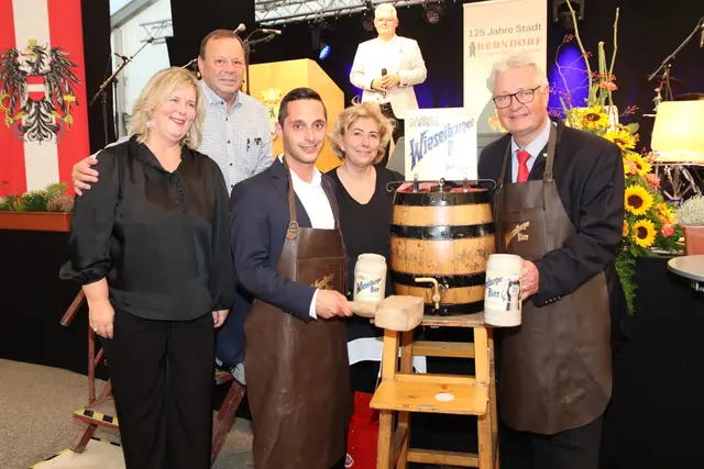Bieranstich: 3. Landtagspräsidentin Elvira Schmidt, Stadtvize Gerhard Ulrich, Bürgermeister Jürgen Schrönkhammer, Susanne Stokreiter (BH Baden) und Landtagsabgeordneter Christoph Kainz. Dahinter auf der Bühne Moderator Andreas Kronfellner. | Foto: Manfred Wlasak