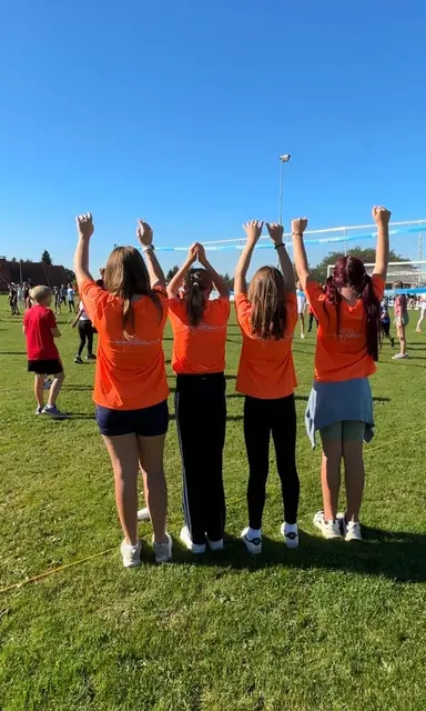Schülerinnen und Schüler feuerten die Teilnehmerinnen und Teilnehmer an. | Foto: Yvonne Weinhandl