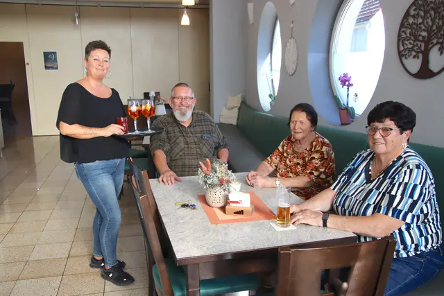 Vor 30 Jahren hat Elke Kraller (links) ihre Gastro-Lehre gemacht. Seit vier Wochen führt sie nun als Chefin und Pächterin die Gaaser Dorfstube. | Foto: Martin Wurglits