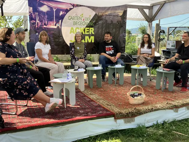 Am Podium diskutierten: Bgm.in Sabrina Divoky, Schauspieler/Sportler Lotfullah Yusufi, Karin Tschare-Fehr (Initiative Gablitz hilft), Alexandra Eichenauer-Knoll (ZusammenhaltNÖ), Petar Rosandic (SOS Balkanroute), Aimee Stuflesser (Amnesty International Österreich), Norbert Ciperle (Gemeinderat Traiskirchen und Moderator) | Foto: Stockmann