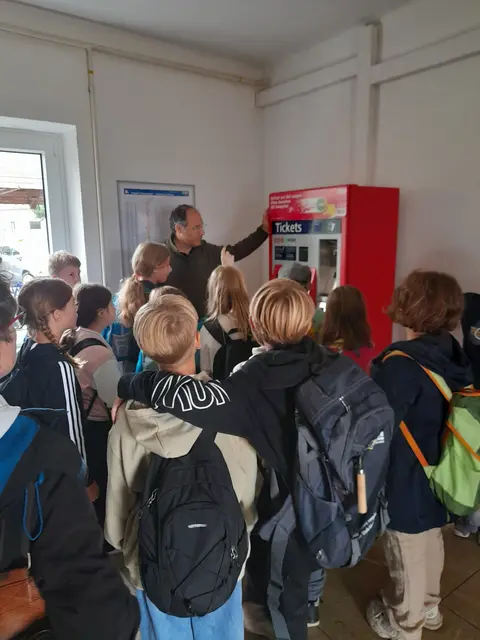 Ausprobieren des ÖBB Ticketautomaten am Bahnhof Fels am Wagram mit ÖBB-Mitarbeiter Volkan Avci | Foto: NÖ.Regional/Wolfrum