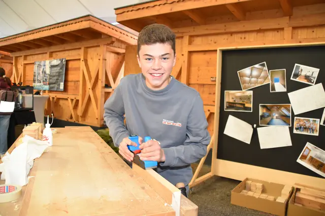 Am Stand der Tischlerei Jenewein zeigte Lehrling Simon Saurwein aus Mieders, wie's richtig geht. | Foto: Kainz