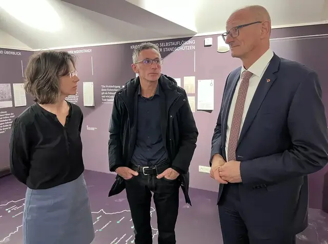 Zeithistoriker Peter Pirker (Mitte), Co-Kuratorin Verena Sauermann und Landeshauptmann Anton Mattle bei der Ausstellungseröffnung im März 2025 | Foto: Hessenberger