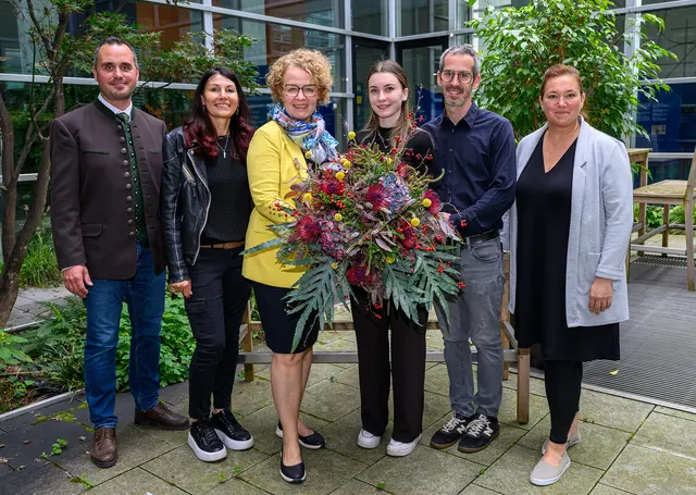 Direktor Rainer Leitgöb (LBS Langenlois), Sabine Hecht (LBS Langenlois), Bildungs-Landesrätin Christiane Teschl-Hofmeister, Lilli Heuer (Schick Blumenbinder Wr. Neustadt), Karl Schick (Schick Blumenbinder Wr. Neustadt), Maria Bonigl (Gärtnerei Bonigl St. Pölten). | Foto: NLK Burchhart