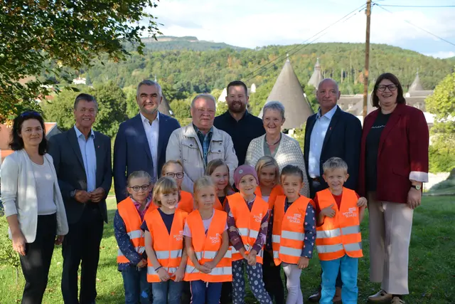 Pünktlich zum Schulstart erhielten die Taferlklassler der Volksschule Kobersdorf von Verkehrslandesrat Heinrich Dorner und Vertretern des ARBÖ reflektierende Warnwesten für mehr Sicherheit im Straßenverkehr. | Foto: Rosenberger Victoria