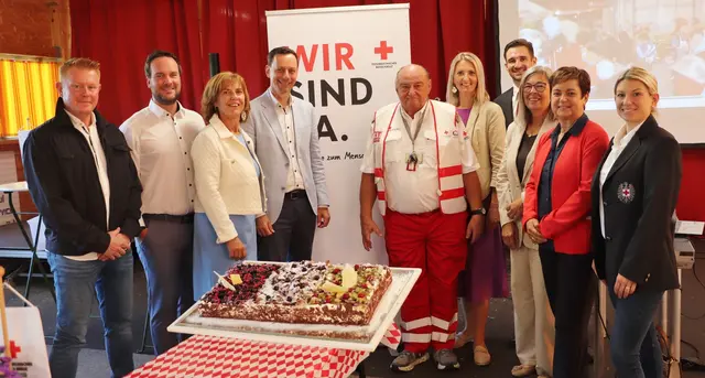 Es bedarf neben den Lebensmittelspenden, die vom Großhandel bis zum kleinen Hofladen kommen, auch zahlreicher helfender Hände und eine gut durchdachte Logistik. Fritz Praßl und sein Team sammeln mit fünf Wägen die Lebensmittel fast im ganzen Bezirk ein. Die Politik weiß dieses Engagement zu schätzen und sagte dafür danke.  | Foto: Edith Ertl