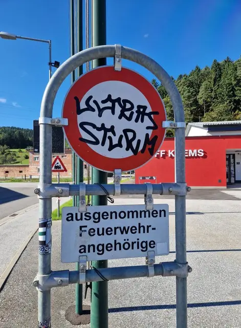 Die Feuerwehrtafel wurde mit Graffiti beschmiert und dadurch beschädigt. | Foto: FF Krems