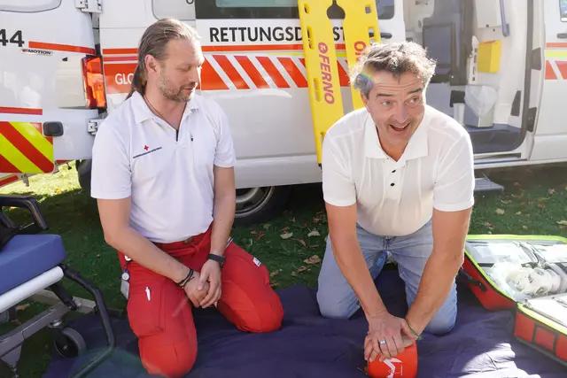 Payerbacher Bürgermeister Jochen Bous absolvierte unter Anleitung von Marcus Weiß eine Übung zur Wiederbelebung.