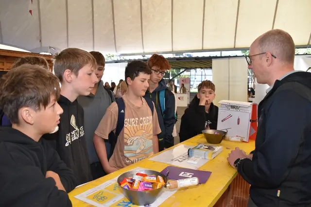 Ebenfalls vertreten: Hautz Bau aus Steinach - im Bild mit Schülern der MS Matrei | Foto: Kainz