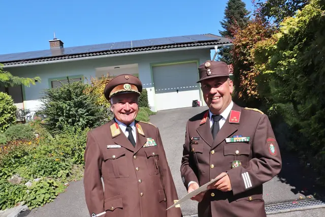 Mit Erreichen der Altersgrenze trat Karl Wolf als HBI der FF Kalsdorf zurück, ihm folgte Sohn Ewald Wolf, der nach 14 Jahren an der Spitze im Jänner 2025 an Patrick Trummer (re) übergab. Ewald Wolf ist heute Brandrat und bildet mit Gernot Rieger das Bereichsfeuerwehrkommandanten-Duo.  | Foto: Edith Ertl