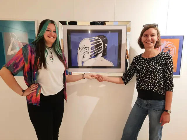 Künstlerin Lea Witzemann und Leiterin des Jugendkulturraums Doris Krammer vor dem Sujet-Bild "Maske fallen lassen".