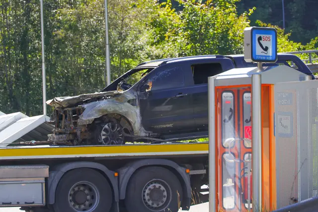 Feuer im Bosrucktunnel am 20. September 2025: Die Motorraum des Autos brannte völlig aus. Der Fahrer und seine Beifahrerin konnten sich glücklicherweise retten.  | Foto: laumat/Matthias Lauber/