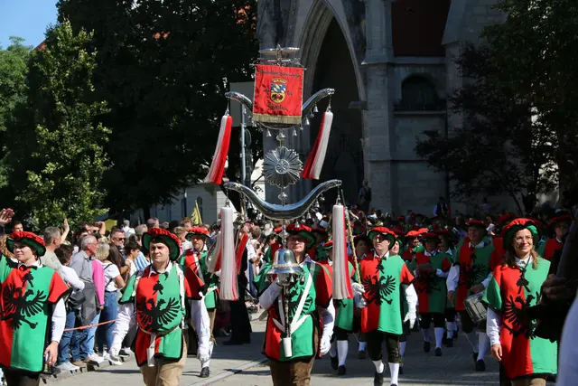 Ein Höhepunkt ist der Trachtenumzug mit hundertfünfzig Trachtengruppen am ersten Wiesn-Sonntag.  | Foto: Marie Ott