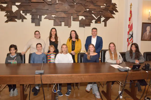 Bildungsgemeinderätin Sabrina Felber, die Stadträtinnen Veronika Kulenkampff und Susanne Stöhr-Eißert mit Bürgermeister Peter Eisenschenk und Teilnehmerinnen bei „Girls in Politics“ 2024 im Tullner Rathaus. | Foto: Stadtgemeinde Tulln