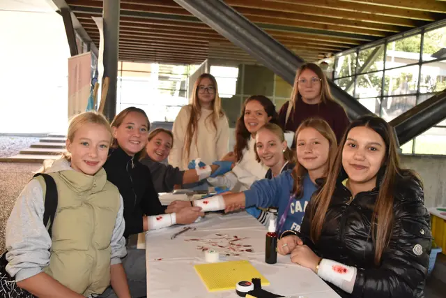 Auch im Neustifter Vinzenzheim arbeiten Lehrlinge (wir berichteten). Bei der Lehrlingsmesse konnten sich die Schüler in der Wundversorgung üben. | Foto: Kainz