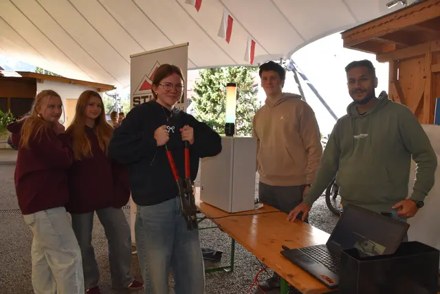 Poly-Schülerin Laura Ferdik aus Neustift stellte bei Elias Dießner und Selcuk Yildirim (Stubai KSHB) ihre Muskelkraft unter Beweis. | Foto: Kainz