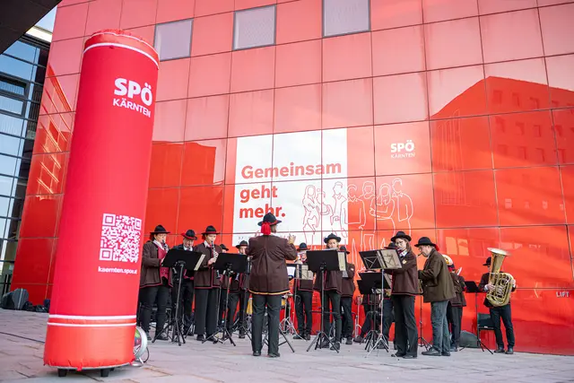 Vor dem Congress Center spielte die EMV-Kapelle auf. | Foto: SPÖ Kärnten/Jannach
