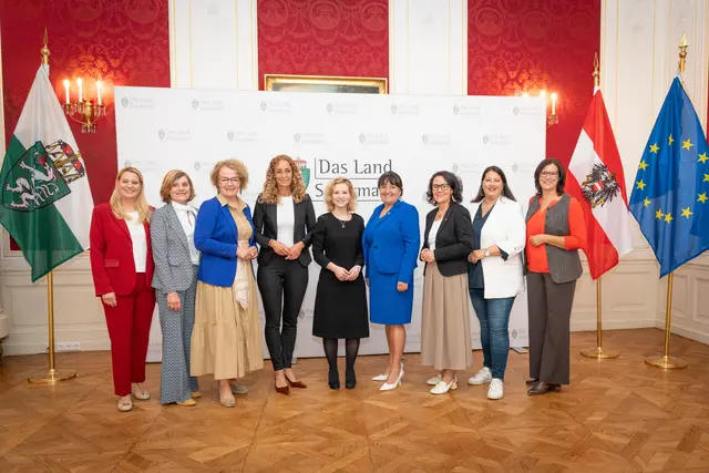 Landeshauptmann-Stellvertreterin Manuela Khom (6.v.l.) und Frauenministerin Eva-Maria Holzleitner (5.v.l.) mit den Frauenreferentinnen der österreichischen Bundesländer bei der Konferenz der Landesfrauenreferentinnen in Graz.  | Foto: Land Steiermark/Binder