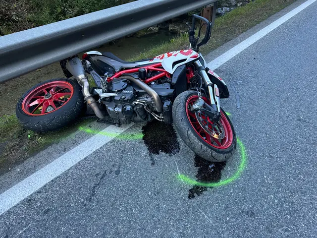Der Motorradfahrer wurde bei dem Unfall unbestimmten Grades verletzt. | Foto: ZOOM.Tirol