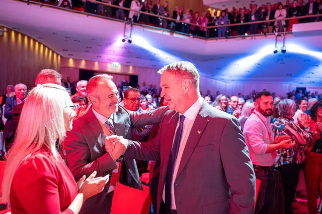 Zu rockigen Klängen wird SPÖ-Chef Andreas Babler von Günter Vallant (Gemeindebundpräsident/Bürgermeister St. Gertraud/Frantschach) begrüßt. | Foto: SPÖ Kärnten/Jannach