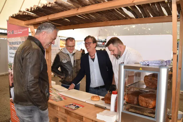 Das Wohn- und Pflegeheim Vorderes Stubaital sucht aktuell einen Küchenlehrling. Talmanager Roland Zankl kam aber nicht deswegen, sondern wegen der Vormittagsjause zu Heimleiter Ivo Habertitz, PDL Robert Penz und Küchenchef Alexander Gleirscher. | Foto: Kainz