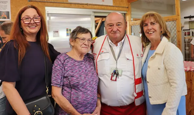 Fritz Prassl: "Meine Gattin Maria stärkt mir den Rücken. Ohne meine Mithelfer und meine Frau könnte ich das alles nicht schaffen". Das Bild zeigt das Ehepaar mit Heike Sommer (li) und Ingrid Baumhackl. | Foto: Edith Ertl