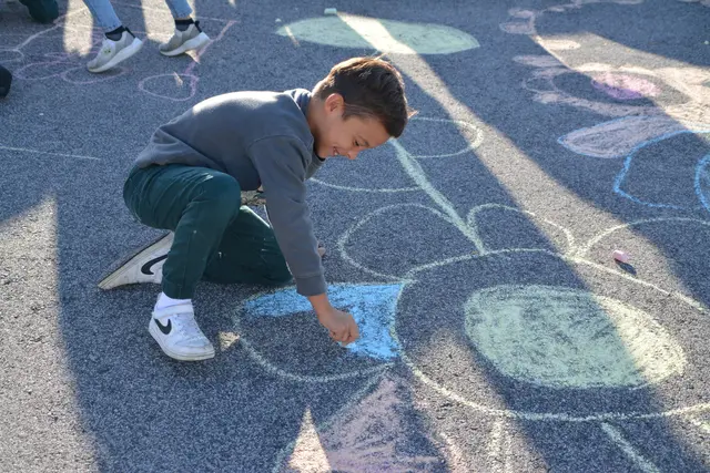 Die Schulanfänger der Volksschule Kobersdorf erhielten nicht nur reflektierende Warnwesten, sondern die Straßen vor der Schule wurden zur besseren Sichtbarkeit der Kinder auch frisch markiert. | Foto: Rosenberger Victoria