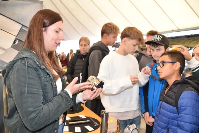 Alessa Galsterer informierte die Jugendlichen über die Lehre zum Zerspanungstechniker bei Metall Kofler in Fulpmes. | Foto: Kainz