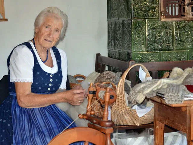 Stehrerhofurgestein Hilde Fellinger am Spinnrad