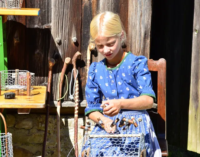 Josefa versucht ein altes Handwerk