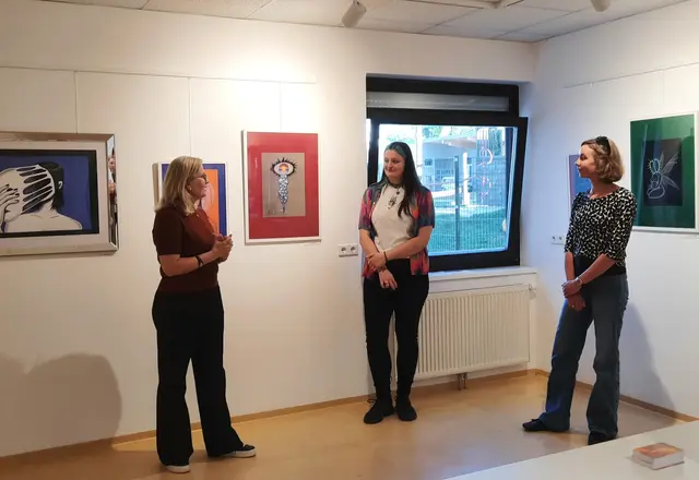 Elisabeth Kreuzhuber eröffnete die neue Ausstellung im Jugendkulturraum Krems. 