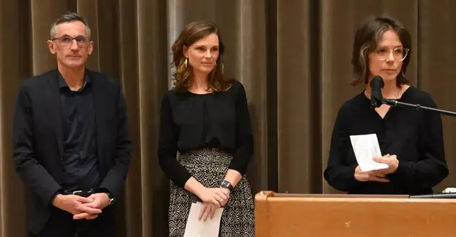v.l.n.r. Zeithistoriker Peter Pirker, Edith Hessenberger (Leitung Ötztalmuseen), Verena Sauermann bei der Ausstellungseröffnung in Ötz im März 2025 | Foto: Schöpf