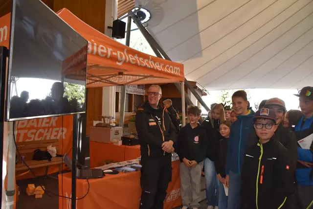 "Bei uns arbeiten seit heuer zwei neue Lehrlinge, die wir auf der letztjährigen Lehrlingsmesse getroffen haben. Insgesamt bilden wir derzeit acht Lehrlinge aus", berichtete Daniel Mersch vom Stubaier Gletscher. | Foto: Kainz