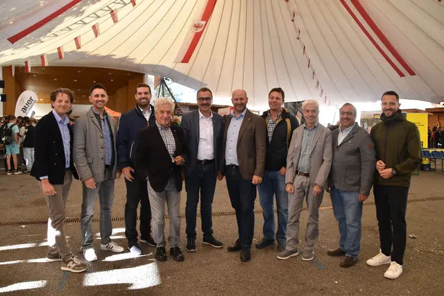 Die Verantwortlichen durften nicht fehlen! Im Bild v.l.: TVB-GF Roland Volderauer, Kurt Lorbek und Dominik Jenewein (WK), Richard Hammer, Bgm. Andreas Gleirscher, PV-Obmann Daniel Stern, TVB-Vorstand Lukas Rasinger, Bgm. Hermann Steixner, Bgm. Peter Lanthaler und Vizebgm. Manfred Witsch  | Foto: Kainz
