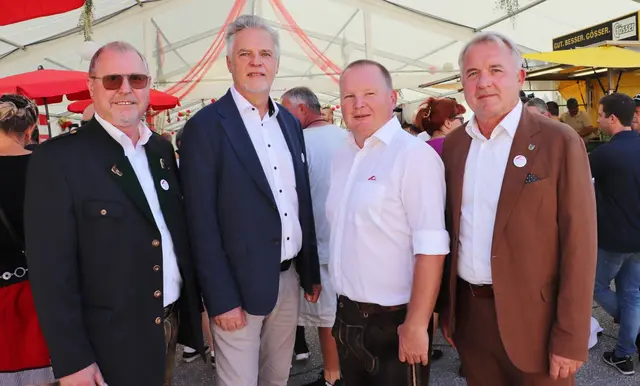 Geschäftsführer Christian Lazarevic (li) mit den Betriebsräten Andreas Gotschar und Karl Haidic sowie Bgm. Manfred Komericky. | Foto: Edith Ertl