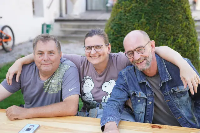 Wolfgang Lindner genoss nicht nur das Fest gemeinsam mit Gabi Reiter und Jochen Schmidt sondern auch genüsslich eine Zigarre.