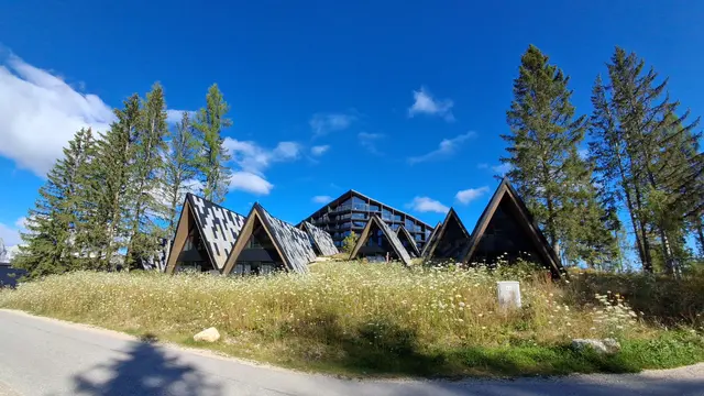 Das LUXUSHOTEL 
TRIFORET ALPIN. RESORT, sowie 18 Hütten und Chalets
befinden sich auf der HÖSS/Hutterer Böden.


 
