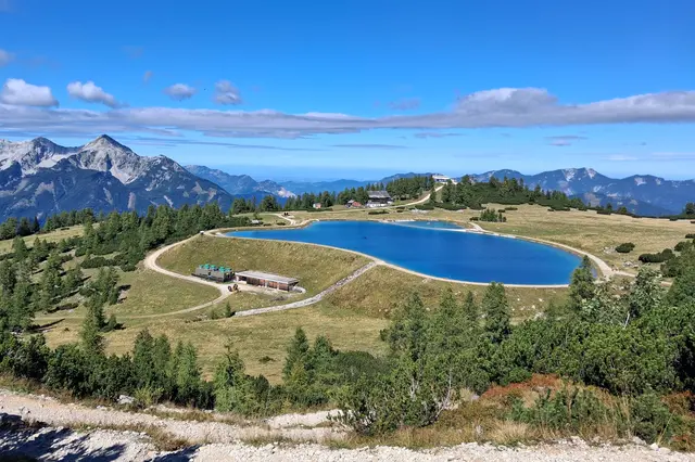 Schöner Blick zum Speichersee
Hier befindet sich die Bergstation der 6er Sesselbahn "Höss Express" auf 1858m 
und der Berggasthof Hutterer Höss.