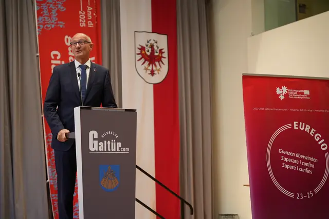 LH Anton Mattle: "Ohne die vielen Freiwilligen wäre Museumsarbeit nicht denkbar." | Foto: Euregio/Gluderer