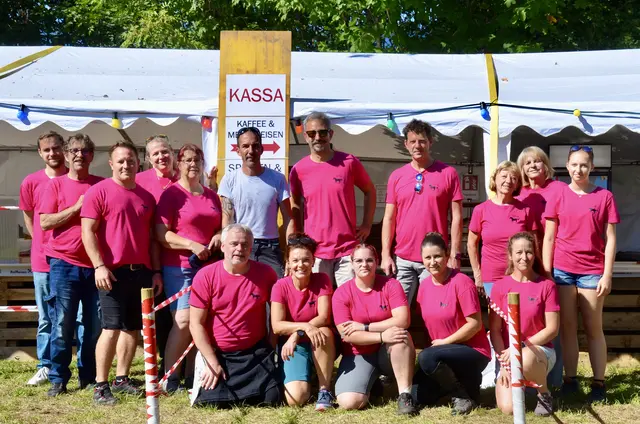 Unter dem Motto „Pop-Giganten“ stand heuer das Pferdefest in St. Johann. 
Veranstaltet vom Reit-, Fahr-, und Voltigierverein St. Johann mit Festobmann Anton Kraushofer (Mitte links)
 | Foto: Elisabeth Peinsipp