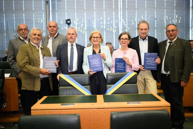 Auch eine Delegation aus Rieflers Heimatgemeinde Hadres-Obritz wohnte der Präsentation bei. | Foto: NÖ Landtag/Antal