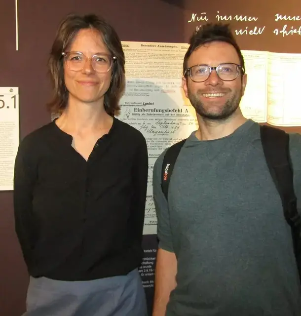 Illustrator Nicolas Bleck und Co-Kuratorin der Ausstellung "WER WIDERSTAND" Verena Sauermann.  | Foto: Tatschl