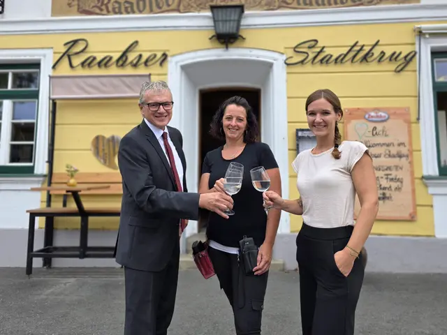 Restauranttester August Teufl, Barbara Baldreich und Julia Zwickl stoßen auf einen tollen Besuch im Waldviertel an. | Foto: Werner Schrittwieser