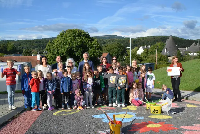 Christine Schlaffer (Schulqualitätsmanagerin im Bezirk Oberpullendorf), Bürgermeister Andreas Tremmel (Kobersdorf), Klassenlehrerin Ingeborg Steiger, Landesrat Heinrich Dorner, Direktorin Carina Werba, Alexandra Haller (SIM-Koordinatorin), Birgit Böhm (Klassenlehrerin) und Tina Wurm (Mobilitätszentrale Burgenland) mit den Kindern von der ersten bis zur vierten Klasse der Volksschule Kobersdorf | Foto: Rosenberger Victoria