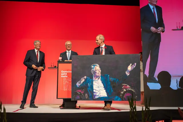 Reinhart Rohr und Andreas Sucher mit Abschiedsgeschenk: Der malende Bezirksrichter Johann Kogelnik hat Kaiser porträtiert. | Foto: SPÖ Kärnten/Jannach